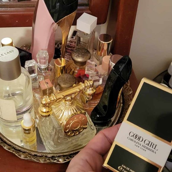 OMYPAWSH! FUN!! mini 7ml Carolina Herrera Good Girl Black Stiletto Bottle.🥰👠🥰 - Picture 2 of 3